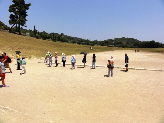 オリンピア オリンピア は 紀元前00年頃から 全能の神ゼウスを祭る神域となり 紀元前8世紀頃 オリンピックの開催地となってからは いっそうの発展を遂げました しかし ローマ 皇帝テオドシウスの異教禁止令により 393年にオリンピックが